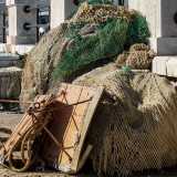 ...tra mucchi di reti da pesca...